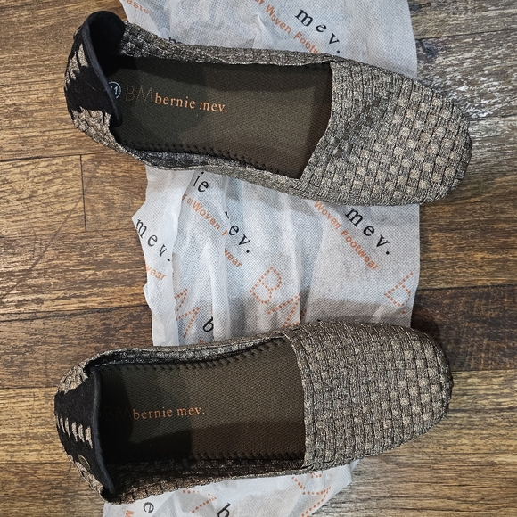 New! Sparkly Gold Bernie Mev. Demure Flats - Size 41 - NIB - Picture 6 of 7